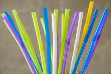 Renkli pipetler şenlik ortamında canlı bir görüntü oluşturur