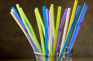 Renkli pipetler canlı bir ortamda canlı bir süs oluşturur