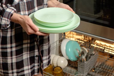 Keyifli bir yemekten sonra sıcak bir mutfakta taze tabaklar hazırlıyorum.