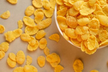 Sıcak bir mutfak ortamında gevrek mısır gevreğiyle günün tadını çıkarıyorum.