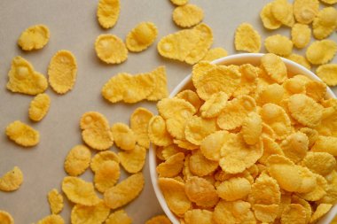 Etrafı dağınık mısır gevreğiyle çevrili lezzetli mısır gevrekleri.