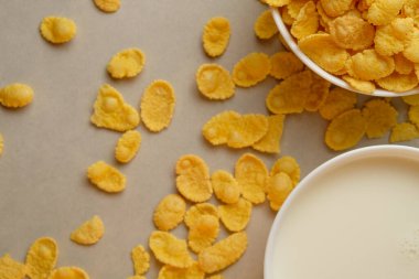 Kıtır kıtır mısır gevrekleri ve taze sütün sunduğu parlak sabah sevinci