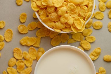 Her sabah mısır gevreği ve sütle doyurucu bir kahvaltı yapıyorum.