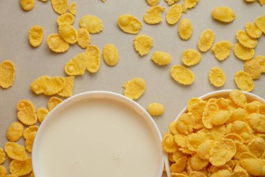 Sıcak bir mutfakta gevrek mısır gevreği ve taze sütle sabah lezzeti.