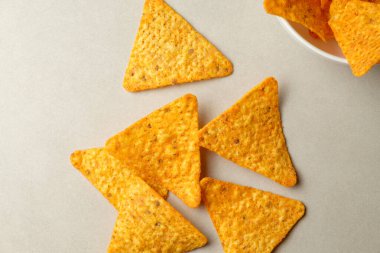 Masaya saçılmış renkli cips parçaları canlı bir atıştırmalık ortamı yaratır.