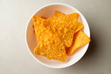 Nacho cipsi dolu çıtır çerez kasesi şenlik için hazır.