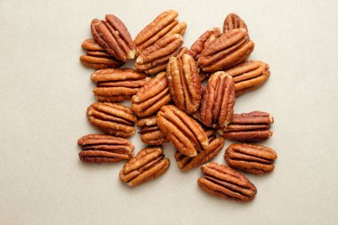 Pürüzsüz bir yüzeye serpilmiş fındıklar kırsal bir görsel zevk yaratır.