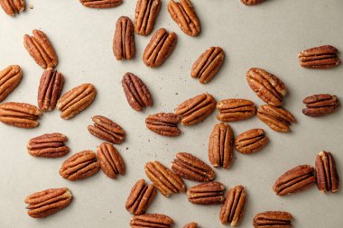 Pürüzsüz bir yüzeyde sergilenen cevizlerin doğal güzelliğini keşfedin.