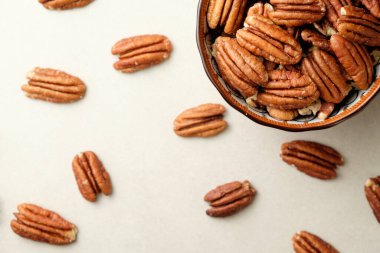 Lezzetli cevizler lezzetli bir çerez deneyimi için ustaca düzenlenmiştir.