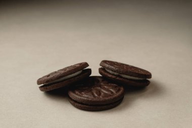 Tarafsız bir zeminde sanatsal olarak düzenlenmiş enfes çikolatalı kurabiyeler.