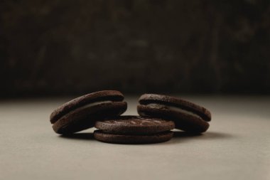 Sıcak bir toplanmada kremalı ve koyu çikolatalı lezzetlere doydum.