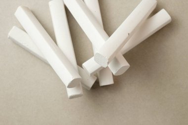 Yaratıcı faaliyetler ve evdeki dersler için beyaz tebeşirle işçilik