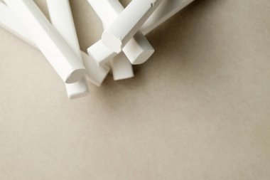 Beyaz tebeşirle yaratıcılığı bej dokusunun sıcak zeminine karşı hazırlamak