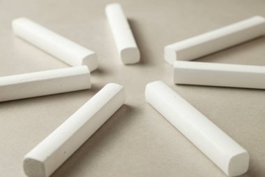 Tebeşir parçaları tarafsız bir arkaplanda dairesel bir düzende dizilmiş.