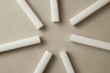 Doğal ışıkta pürüzsüz bir yüzeyde tebeşir parçalarının yaratıcı düzenlenmesi