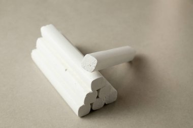 Tebeşir parçaları sanatsal ifade için nötr bir yüzeyde yaratıcı bir şekilde düzenlenmiştir.