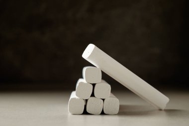 Alacakaranlıkta ahşap bir yüzeye beyaz tebeşirle yaratıcılık inşa etmek