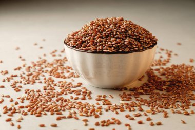 Köy ortamında organik esmer pirinç hasadı.