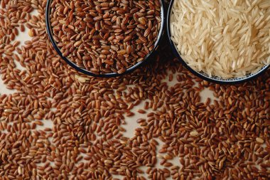 Sağlıklı bir yemek seçimi için organik esmer pirinç ve beyaz pirincin tadını çıkarıyorum.