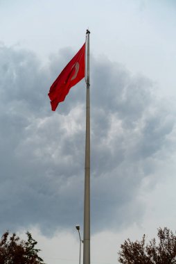 Binanın çatısında kırmızı ve beyaz bayrak, gökyüzü arkaplanı