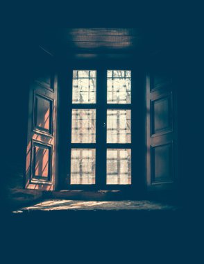 Şehirdeki eski pencere