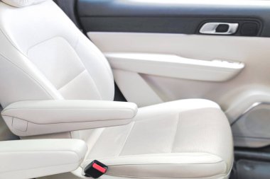 İnsansız beyaz deri araba koltuğu.