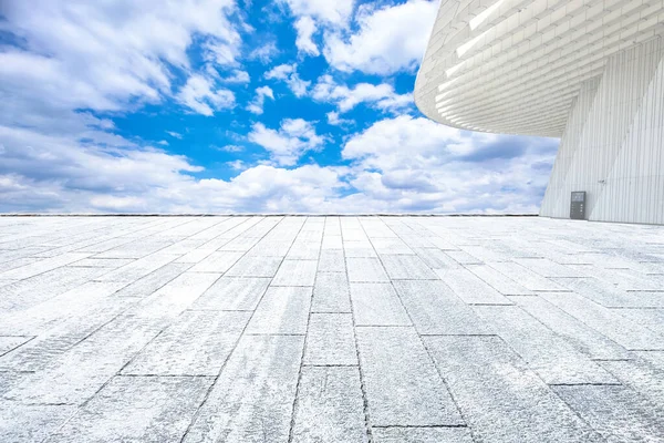 Moderní Budovy Bezpilotní Cihlová Půda Pozadí Pod Modrým Nebem — Stock fotografie