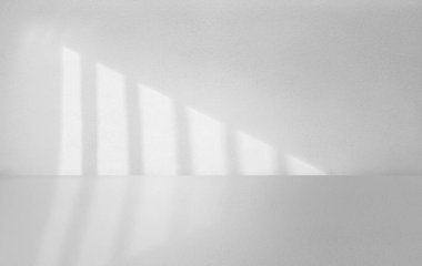 İçi açık beyaz, içi boş, penceresinden gölgesi olan soyut beyaz oda