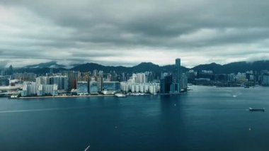 Fırtınadan önce, Hong Kong 'un Victoria Limanı' ndaki şehir siluetinin hızlandırılmış fotoğrafı.