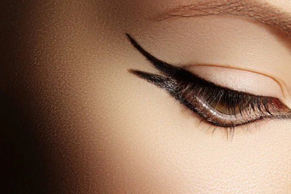 Снимок Женского Глаза Классическим Макияжем Век Идеальная Форма Бровей Коричневых — стоковое фото