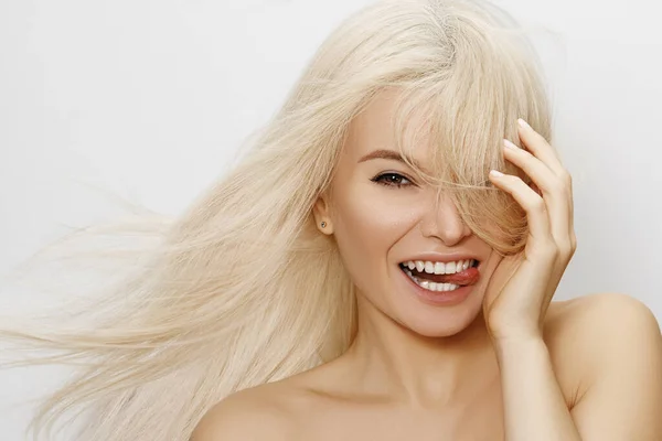 Красива Жінка Чудовим Світлим Волоссям Щаслива Модель Обличчя Літаючим Волоссям — стокове фото