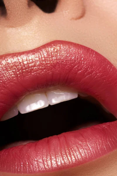 Macro Close Glamour Fashion Helderrode Lippen Make Met Gouden Glitter — Stockfoto