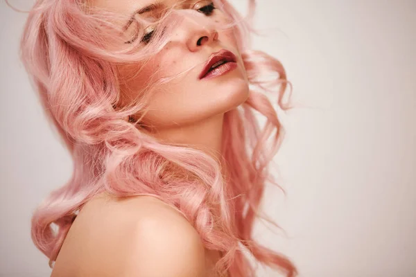 Puha Lány Stílus Trend Rózsaszín Repülő Haj Divat Make Női — Stock Fotó