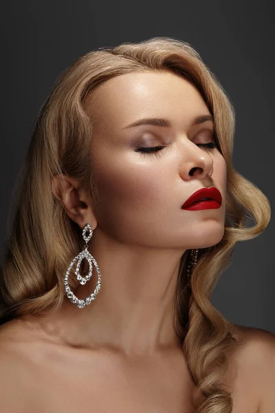 Hermosa Mujer Atractiva Con Maquillaje Moda Peinado Rubio Onda Rizada — Foto de Stock