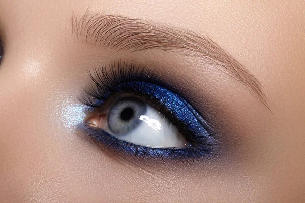 Mavi Gözlü Kadın Yüzünün Closeup Makrosu Moda Makyaj Kutlayın Glowy — Stok fotoğraf