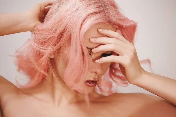 Mjuk Tjej Med Trendig Blond Rosa Flygande Hår Mode Make — Stockfoto