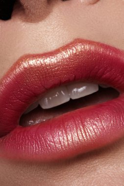 Moda rujlu güzel kadın dudakları. Kozmetik, Moda Makyajı Konsepti. Beauty Lip Surat. Tutkulu bir öpücük. Kadın Seksi Açık Ağız