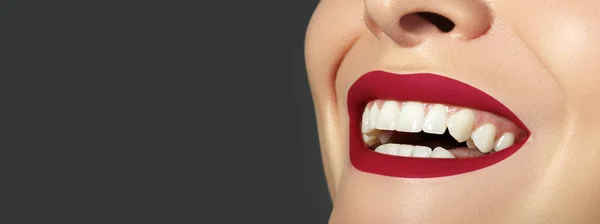 女性の半分の顔の肖像画をトリミング 歯の美しさを閉じます 完璧な白い歯を持つ美しいマクロ セクシーなファッションリップレッドメイクアップ ホワイトニング歯とウェルネストリートメント ストック写真