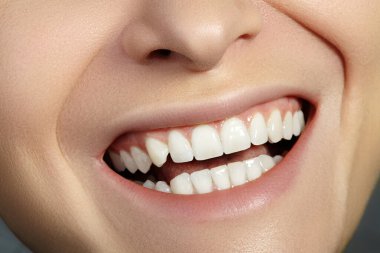 Kesilmiş yarım yüzlü kadın portresi. Yakın plan Diş Güzeli. Mükemmel beyaz dişli güzel Macro. Beyaz Diş, Ağız Temizliği, Sağlık Tedavisi. Beyaz Diş ve Sağlık Tedavisi