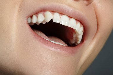 Kesilmiş yarım yüzlü kadın portresi. Yakın plan Diş Güzeli. Mükemmel beyaz dişli güzel Macro. Beyaz Diş, Ağız Temizliği, Sağlık Tedavisi. Beyaz Diş ve Sağlık Tedavisi