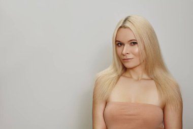 Düz sarı saçlı kadın. Keratin Düz Saçlar İçin Tedavi. Beyazlatma ve Tonlama