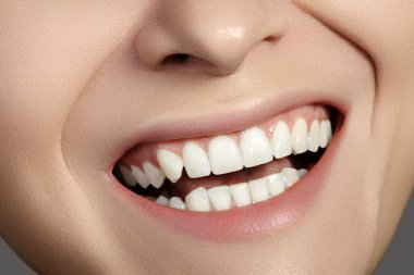 Yakın plan Diş Güzeli. Mükemmel beyaz dişli güzel Macro. Moda Doğası Dudakları Makyajı. Beyaz Diş ve Sağlık Tedavisi