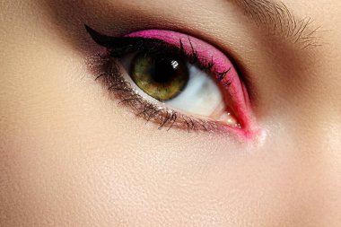 Pembe Gözlü Kadın Surat 'ın Macro' su. Moda Kutlaması, Parlak Temiz Cilt. Moda Biçimi