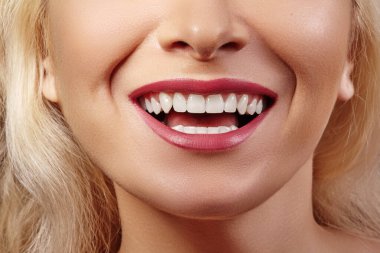 Kesilmiş yarım yüzlü kadın portresi. Yakın plan Diş Güzeli. Mükemmel beyaz dişli güzel Macro. Seksi Moda Dudakları Kırmızı Makyaj. Beyaz Diş ve Sağlık Tedavisi