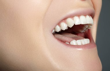 Yakın plan Diş Güzeli. Mükemmel beyaz dişli güzel Macro. Moda Doğası Dudakları Makyajı. Beyaz Diş ve Sağlık Tedavisi