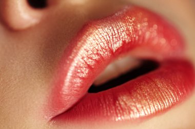 Moda rujlu güzel kadın dudakları. Kozmetik, Moda Makyajı Konsepti. Beauty Lip Surat. Tutkulu bir öpücük. Kadın Seksi Açık Ağız