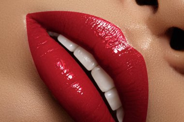 Parlak kırmızı rujlu kadın dudaklarının yakın çekim makro görüntüsü. Mükemmel dolgun ağız, şehvetli güzellik makyajı, kozmetik ürün, cilt bakımı ve moda dudak siması konsepti. Dolgun seksi dolgun dudaklar