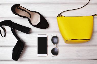 Moda ürünleri: akıllı telefon, ayakkabı, çanta ve notlar. Zarif kadın yaşam tarzı, modern iş günü gereksinimleri ve yaratıcı minimum konsept. Modern moda tarzı, iş kadını yaz aksesuarları. Parlak çanta