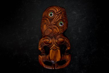Maori Hei Tiki el oyması yerli parke, paua kabuk yuvarlak gözleri. Orijinal yerli Maori sanatı. Aotearoa, Maori, Yeni Zelanda. Oyma. 