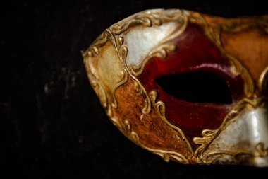 Karanlık arka planda canlı Venedik maskesi. Yüksek kalite fotoğraf. Kaliteli boyalarla süslenmiş Venedik maskesi. Karnaval maskesi. 